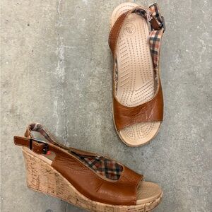 Crocs A-Leigh brown leather slingback sandals